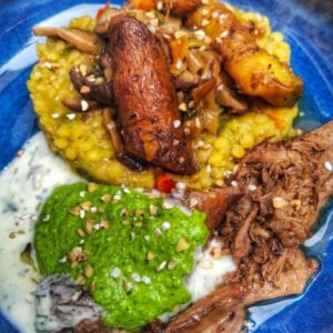Halloumi aux épices shawarma, riz de camargue, lentilles en sauce tomate et légumes racines