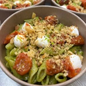 Pâtes au pesto de basilic, tomates confites et crumble parmesan citron