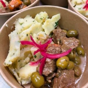 Daube de boeuf aux olives, écrasé de pommes de terre aux herbes