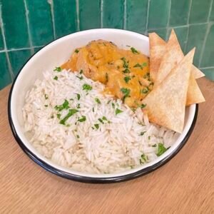 Butter chicken, riz long au citron et pain à saucer