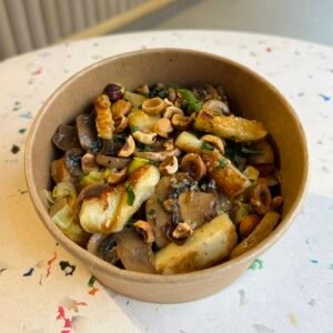 Patate douce rôtie avec halloumi et champignons avec sauce miel sésame