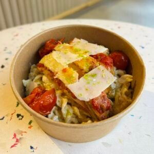 Escalope de poulet pané et pâtes à la crème de parmesan, sauce tomate et mozarella