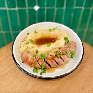 Saucisse de Toulouse grillée, purée de pommes de terre et jus réduit