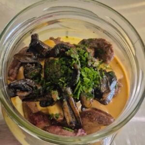 Coeur de canard en persillade, purée de panais, champignon poêlés et sauce au poivre
