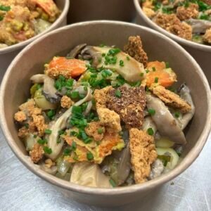 Gnocchis sauce champignons, poêlée de pleurottes, carottes glacées, poireaux et crumble de parmesan